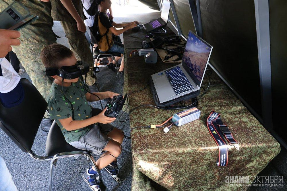 Инструкторы ЦВО провели более 10 тысяч мастер-классов по управлению FPV-дроном для посетителей вставки техники НАТО в Челябинске